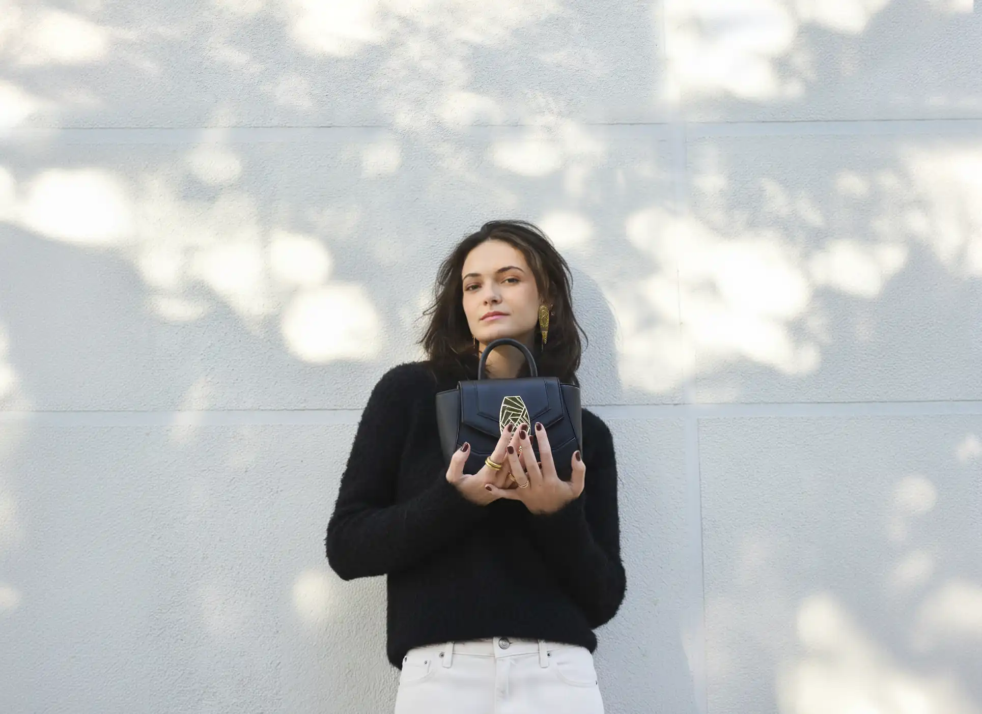 Bolso mini negro con aire vintage en piel de ternera