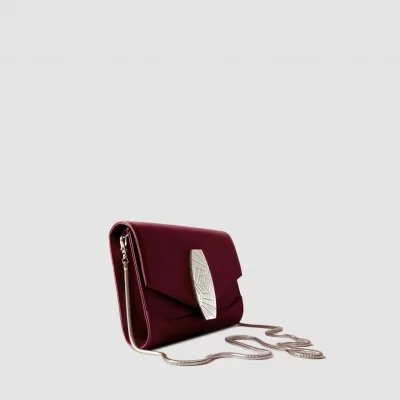 Clutch Cherry Red de piel de ternera y broche bañado en plata con acabado brillo