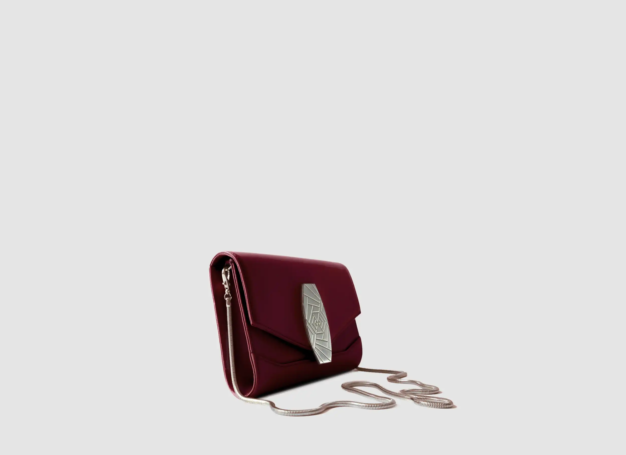 Clutch Cherry Red de piel de ternera y broche bañado en plata con acabado mate