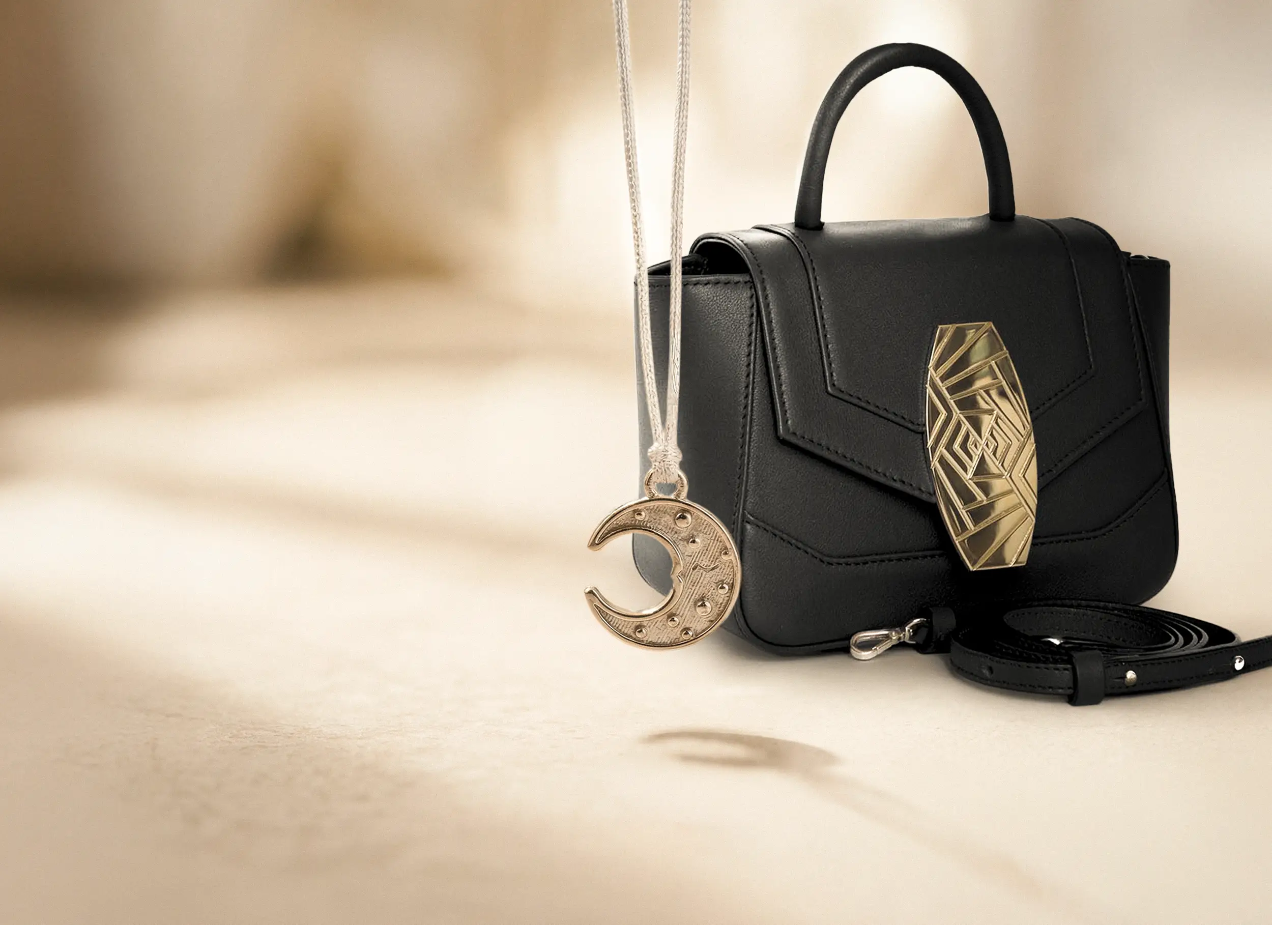 Luna joya solidaria diseño de Manuela de Arenzana