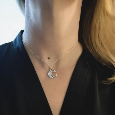 Luna joya solidaria diseño de Manuela de Arenzana